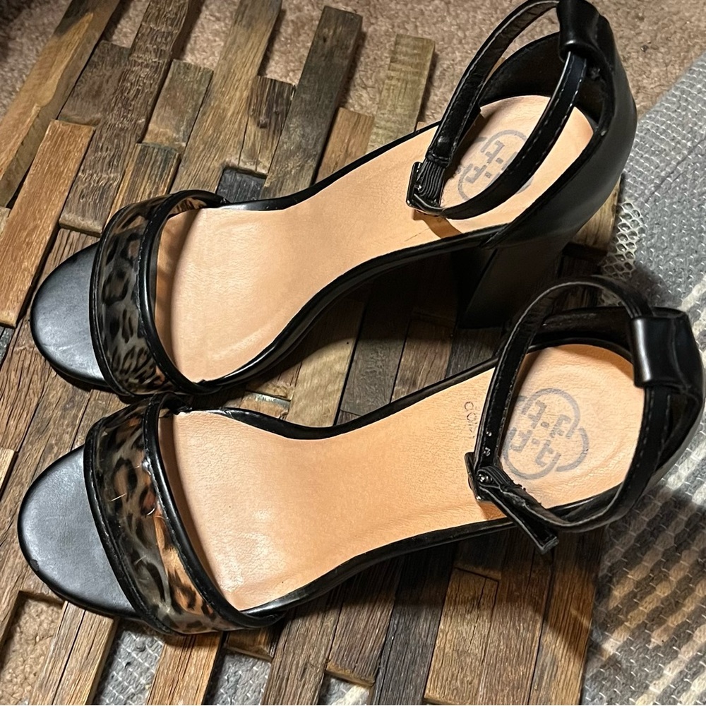 Daisy Fuentes 4 Inch Black Heels Womens Size 8M Leopard Print Vinyl Toe Strap